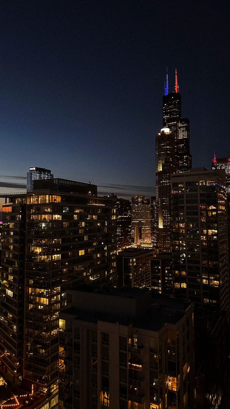 Chicago By Night, Chicago Night Aesthetic, Chicago Downtown Night, Chicago Aesthetic Night, Chicago Background, Downtown Chicago At Night, Logan Core, Travel Illinois, Willis Tower Chicago