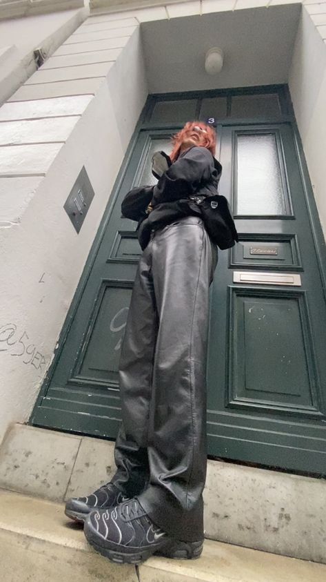 Black Tns Outfit Women, Nike Tns Outfit, Nike Tn Outfit Women, Air Max 95 Outfit Woman, Tns Aesthetic, Tns Outfit, Nike Air Max Plus Outfit, Nike Tn Outfit, Nike Shox Outfit