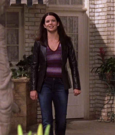 gilmore girls outfit inspiration gilmore girls aeshtetic fall vibes fall aesthetic autumn aesthetic lorelai gilmore fashion low waist jeans low rise levis jeans leather jacket Lorelai Gilmore Leather Blazer, Lorelai Leather Jacket, Lorelai Gilmore Jacket, Lorelai Gilmore Jeans, Lorali Gilmore Outfits, Lorelai Gilmore Outfits Autumn, Lorelai Gilmore Leather Jacket, Lorelei Gilmore Outfits Season 1, Lolerai Gilmore Outfit