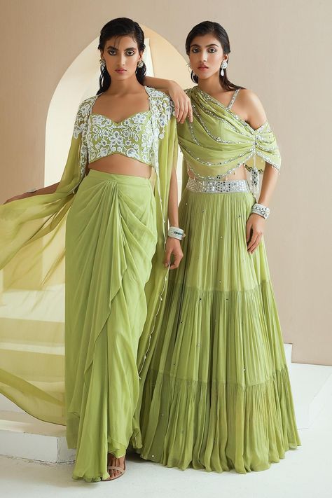 Cape Organza, Mehandi Outfits, Inai Pengantin, Trendy Outfits Indian, Mehendi Outfits, Long Cape, Lehenga Designs Simple, Fabric Skirt, Indian Dresses Traditional