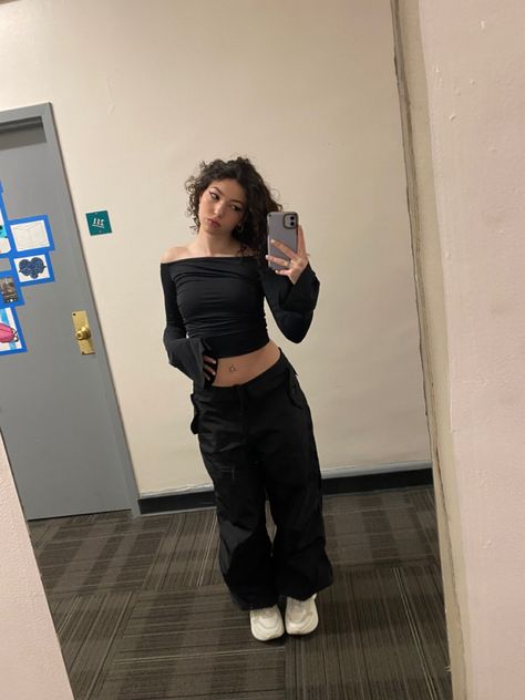 Movie Date Outfit Aesthetic, Baggy Latina Outfits, Black Tee Outfit, Jeans And Crop Top Outfit, Movie Date Outfit, Black Baggy Jeans, Outfits Baggy, Crop Top Outfits, Swaggy Outfits