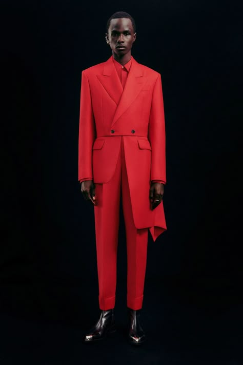 Alexander McQueen Fall 2022 Menswear Collection | Vogue Suit Overcoat, Alexander Mcqueen Menswear, Men Mode, High Fashion Men, Alexander Mcqueen Men, Fall 2022, Menswear Collection, Fashion Show Collection, Tailored Jacket