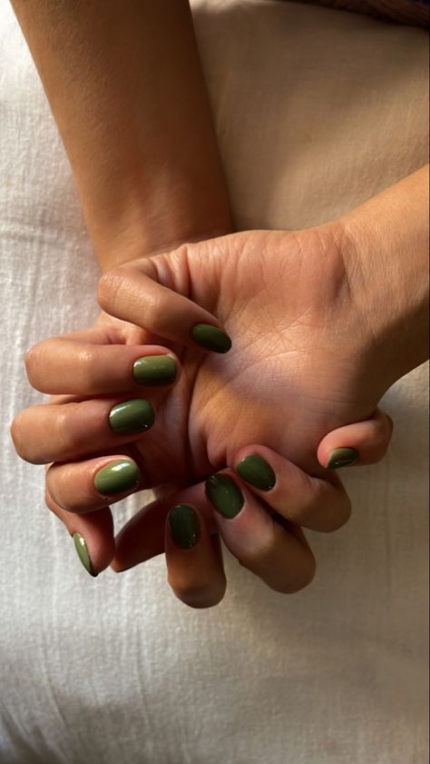 Beautiful deep olive green nail art design Green Nails Tan Skin, Oliver Green Nails, Nail Colour For Olive Skin, Nail Colours For Olive Skin Tone, Nail Polish Olive Skin Tone, Olive Skin Tone Nails, Olive Girl Aesthetic, Olive Skin Nails, Olive Colored Nails