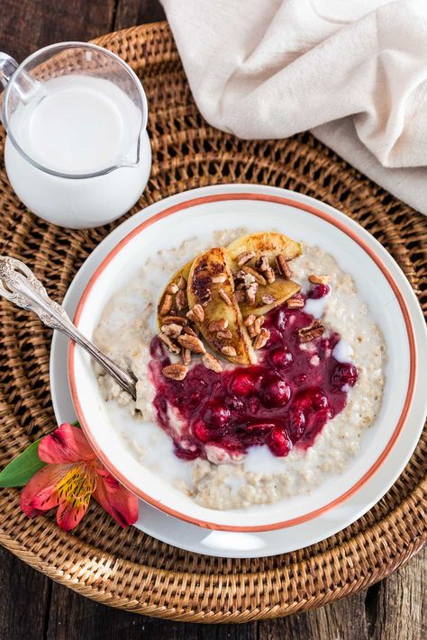 Christmas Breakfast Party, Breakfast Christmas Morning, Christmas Porridge, Holiday Brunch Recipes, Oats Porridge, Breakfast Christmas, Special Breakfast, Leftover Cranberry Sauce, Vegan Christmas Recipes