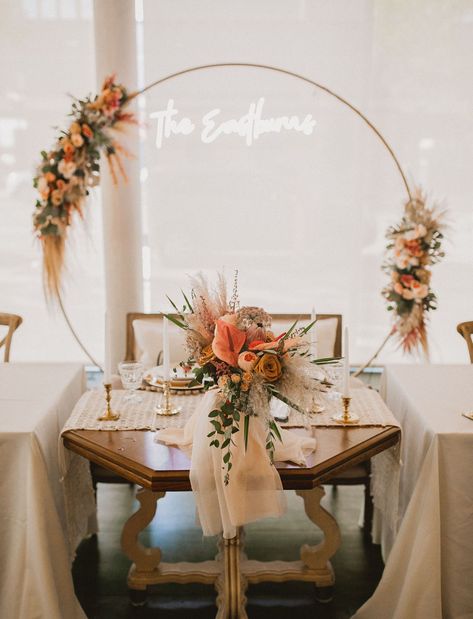 Vintage and textured sweetheart table with a modern and minimalist floral hoop backdrop and neon sign Bride Groom Table, Head Table Decor, Head Table Wedding, Sweetheart Table Wedding, Head Tables, Bohemian Inspiration, Colorful Bohemian, Bridal Table, Wedding Neon Sign