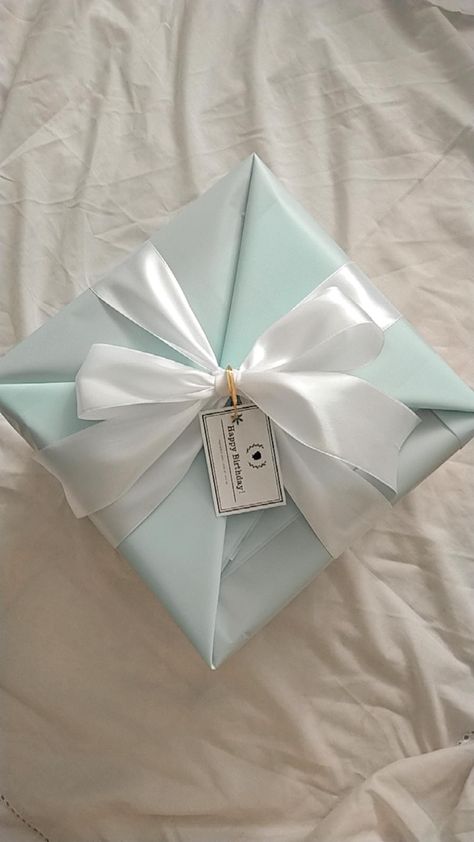 Aesthetic Gift Packaging Ideas, Secret Santa Packaging Ideas, Pretty Gift Wrapping Ideas Birthday, Small Craft Gifts, Gift Boxes Aesthetic, Cute Christmas Present Ideas, Sentimental Birthday Gifts, Cute Aesthetic Gifts, Jenna Core