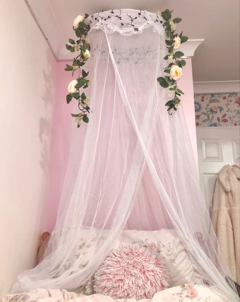 Aesthetic Bedroom Fairycore, Girly Pink Room Bedroom Ideas, Bed Canopy With Flowers, Pink Cottagecore Room Aesthetic, Canopy Flower Decoration, Pink Flowers Bedroom, Pink Canopy Bed Aesthetic, Canopy Bed Flowers, Pink Fairycore Bedroom