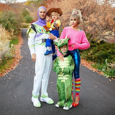 Family Toy Story costumes: Buzz, Woody, Rex, and Barbie Family Costumes For 3, Disfraz Toy Story, Disney Family Costumes, Family Themed Halloween Costumes, Toy Story Halloween, Barbie Halloween Costume, Halloween Costumes For Family, Themed Halloween Costumes, Toy Story Costumes