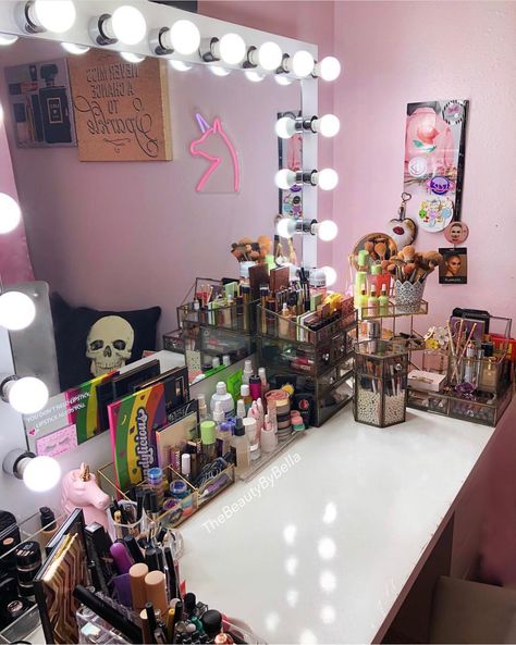 Baddie Vanity, Beauty Room Organization, Aesthetic Rooms Ideas, Y2k Vanity, Vanity Tour, Wallpaper Bedroom Aesthetic, Retro Room Ideas, Decor Room Ideas, Makeup Beauty Room