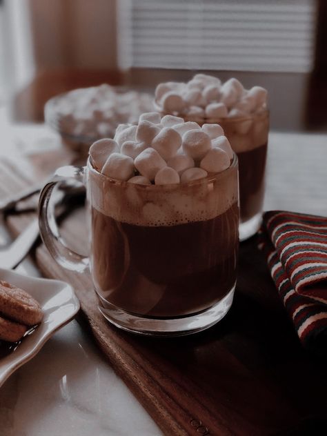 Hot Cocoa With Marshmallows, Hot Cocoa Marshmallows, Hot Choco Aesthetic, Hot Coa Coa, Aesthetic Hot Cocoa, Stovetop Hot Chocolate, Stovetop Hot Chocolate Recipe, Aesthetic Hot Chocolate, Drinks Hot Chocolate