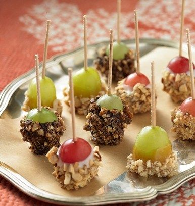 grape_tuxedo_bites Cocktail Party Appetizers, Chocolate Toffee, Chocolate Almond, God Mat, Snacks Für Party, Chocolate Almonds, Party Snacks, Appetizers For Party, High Tea