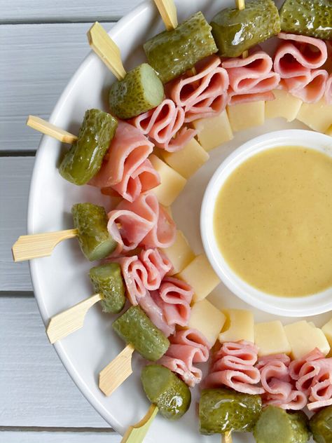 Sandwich Skewers, Skewers Appetizers, Room Temperature Appetizers, Vegan Grill, Cubano Sandwich, Skewer Appetizers, Bite Size Appetizers, Decorações Com Comidas, Finger Foods Easy