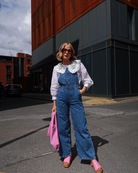 Salopette Outfit, Paris Clothes, Scandi Vibes, Outfits Layout, Overalls Style, Workwear Chic, Looks Jeans, Overall Outfit, Downtown Outfits