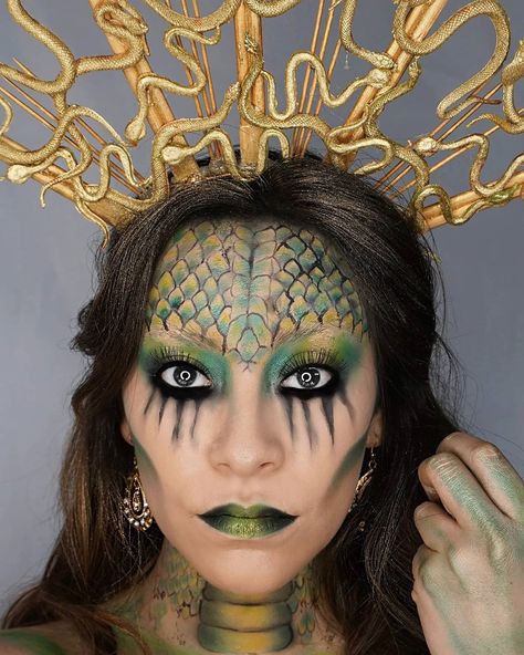 #medusamakeup #medusa #snakemakeup #snake Adult Halloween Makeup, Medusa Face, Medusa Halloween Costume, Medusa Makeup, Mermaid Makeup Halloween, Creepy Halloween Makeup, Hallowen Ideas, Cheap Halloween Costumes, Diy Halloween Costumes For Women