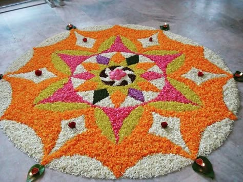 🏵Moolam is the seventh day of the festival of Onam which continues for ten days. With just two days left for the festival now, enthusiasm… Athapookalam Designs Simple, Pookalam Ideas, Athapookalam Designs, Pookkalam Designs, Onam Vibes, Rangoli With Flowers, Onam Pookalam Design, Rangoli Flower, Floral Rangoli