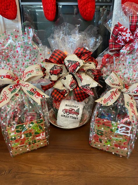 Christmas Candy Gift Baskets, Sauce Gift Basket Ideas, Xmas Gift Baskets, Christmas Frames Diy, Diy Christmas Door Decorations, Theme Baskets, Diy Christmas Gifts For Friends, Tree Basket, Dollar Tree Gifts