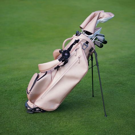 #vesselgolf #womensgolf #golfgirl #standbag #lpga #rosegold #golfgear #golfers #golfbag Luxury Golf Bag, Womens Golf Bag, Golf Aesthetic, Golf Girl, Trendy Golf, Golf Accessories Ladies, Ladies Golf Bags, Athletic Aesthetic, Golf Stand Bags