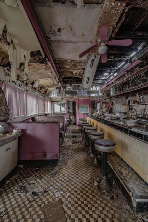 Exploring The Beauty Of 30 Abandoned Places Worldwide (New Pics) Haunted Images, Abandoned Malls, Urban Exploration Photography, Desert Places, Apocalypse Aesthetic, Abandoned Property, Urban Exploration, Abandoned Buildings, Abandoned Houses