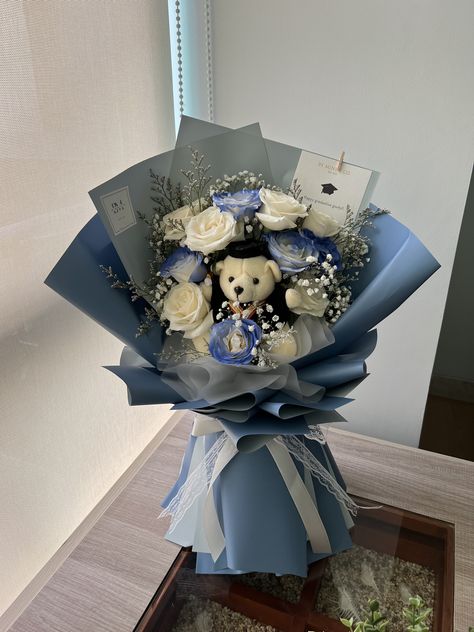 Graduation Boy Gifts, Graduation Flowers Bouquet Blue, Graduation Flowers Bouquet For Boys, Buket Wisuda Aesthetic, Bouquet Of Flowers For Men, Graduation Bouquet For Boys, Graduation Flowers Bouquet Ideas, Grad Bouquet Ideas, Flower Bouquet For Men