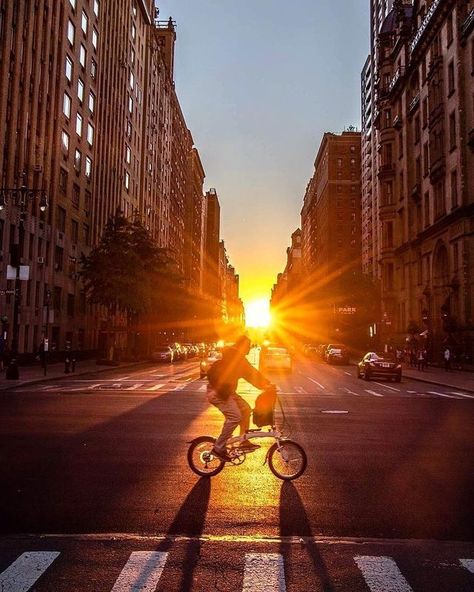 ★Carolliny's world ★  https://br.pinterest.com/carollinyrr/ Manhattan Henge, Sunset Street, Sunrise City, City Sunset, Sunset City, Good Morning Picture, Amazing Sunsets, City Of Angels, Morning Pictures