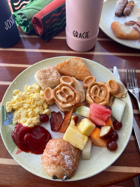 Disney World Aesthetic Food, Disney World Breakfast, Disney World Food Pictures, Disneyland Breakfast, Disneyland Foods, Disney Princess Breakfast, Disney Breakfast, Best Disneyland Food, Mickey Waffles