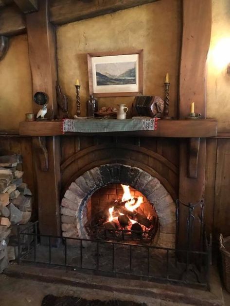 Hobbit House Interior, Black Hearth, Dnd Room, Casa Hobbit, Night Decor, Storybook Homes, Hobbit Hole, Hobbit House, Earth Homes