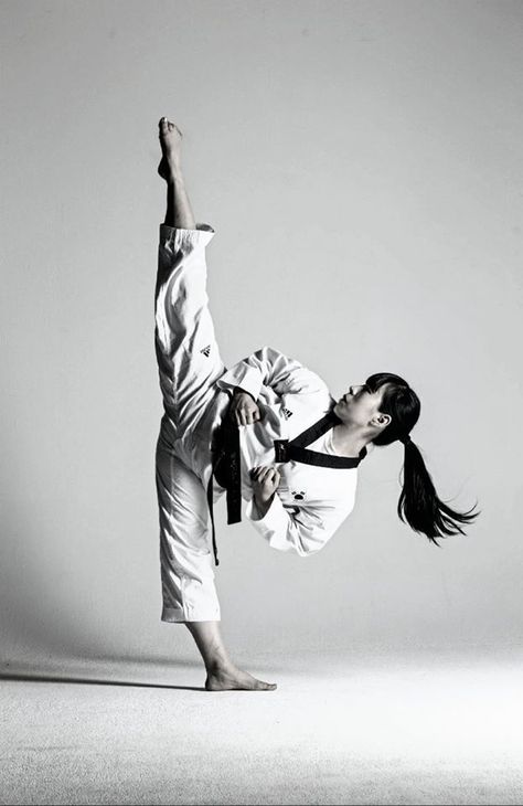 theblindninja Taekwondo Reference, Taekwondo Poses, Taekwondo Women, Women Taekwondo, Taekwondo Photography, Martial Arts Poses, Female Taekwondo, Taekwondo Art, Taekwondo Kick