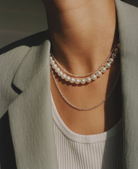 Pearl Necklace Outfit, How To Wear Pearls, Pearl Outfit, Preppy Fall Fashion, Necklace Outfit, Wear Pearls, Tory Burch Dress, Stunning Jewellery, Dream Jewelry