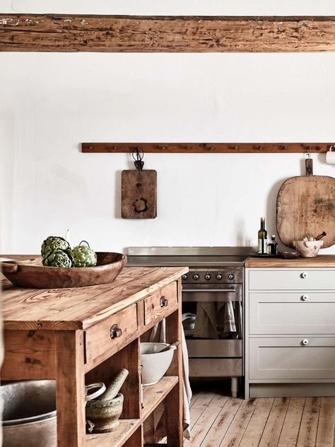 #modernfarmhouse #farmhouse #farmhousehomedecor #rusticdecor Classic Farmhouse Kitchen, Swedish Countryside, Swedish Farmhouse, Modern Farmhouse Kitchen, Interior Vintage, Shaker Kitchen, Modern Farmhouse Kitchens, House Designs, Rustic Kitchen