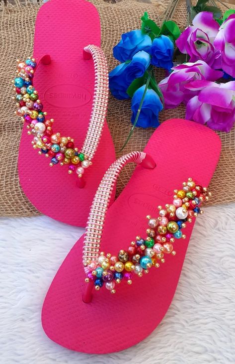 Pretty Slippers, Sewing Slippers, Crochet Flip Flops, Mexican Colors, Beaded Flip Flops, Decorating Flip Flops, Hand Beaded Bag, Crocs Fashion, Diy Sandals