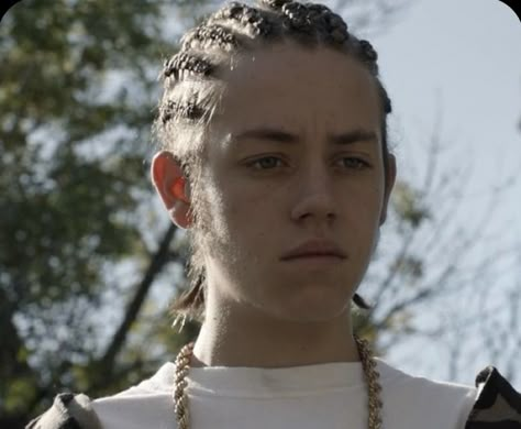 Carl Gallagher Braids, White Men Braids, Carl Gallagher Icon, Shameless Carl Gallagher, Ethen Cutkosky, Carl Gallagher Shameless, White Boy Carl, Carl Shameless, Lily Reinhart