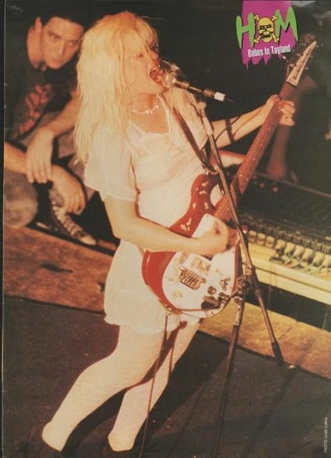 Riot Grrrl Fashion, Kat Bjelland, Courtney Love Hole, Angry Girl, Women Of Rock, Power Pop, Guitar Girl, Riot Grrrl, Courtney Love