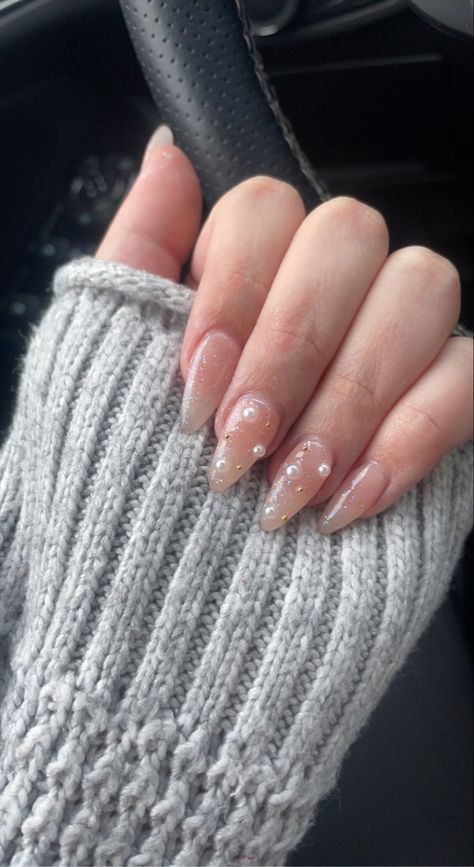 Pearl acrylic nails, sheer glitter nails, almomd nails Ombre With Pearl Nails, Korean Acrylic Nails Almond, Aesthetic Pearl Nails, Nail Pearls Design, Glitter Short Nails Acrylic, Neutral Nails With Pearls, Clear Glitter Acrylic Nails Almond, Pearl Jewel Nails, Minimalist Nails With Pearls