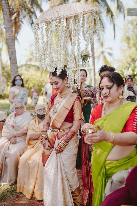 Gorgeous Kerala Wedding With 2 Equally Stunning Ceremonies South Indian Bridal Entry, Kerala Wedding Aesthetic, Traditional Telugu Wedding Decor, Telugu Wedding Aesthetic, Kerala Wedding Decor, Traditional Kerala Wedding, Malayalam Wedding, Indian Bridal Entry, Telugu Marriage