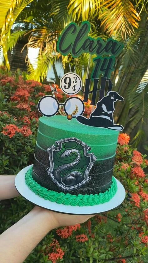 Bolo Tema Harry Potter, Slytherin Birthday Party, Slytherin Cake, Birthday Cake Harry Potter, Harry Potter Cumpleaños, Pastel Harry Potter, Tort Harry Potter, Harry Potter Theme Cake, Harry Potter Graduation