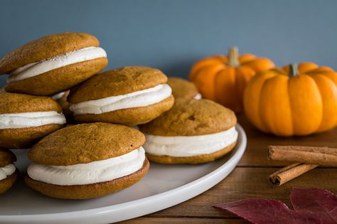 Pumpkin Whoopie Pies with Maple Marshmallow Cream ✔ Maple Frosting Recipe, Whoopi Pies, Pumpkin Whoopie Pie Recipe, Maple Marshmallows, Marshmallow Filling, Whoopie Pie Recipe, Pumpkin Whoopie Pies, Maple Frosting, Oatmeal Cake