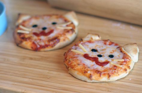 cat pizzas @Ashley Walters Walters Goldman@Amanda Wright Fresh Fruit Recipes, Pizza Cat, God Mat, Mini Pizza, Snacks Für Party, Fun Kids Food, Kids Snacks, Food Humor, Food Presentation