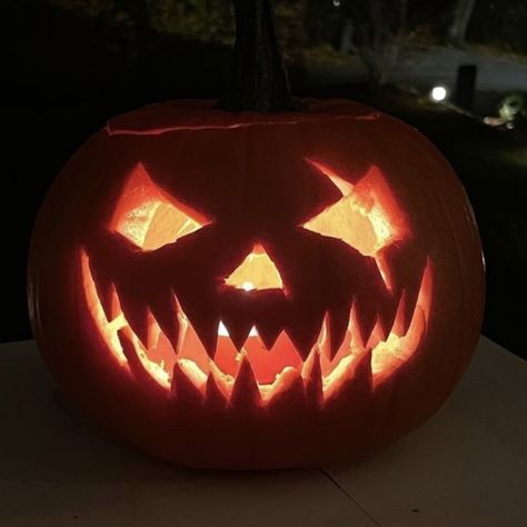 Pumkin Carving Ideas Easy Scary, Easy Pumpkin Carving Ideas Face, Car Pumpkin Carving, Pumpkin Carving Ideas Scary, Face Pumpkin Carving, Spooky Pumpkin Carving Ideas, Pumpkin Carving Aesthetic, Pumpkin Face Carving, Halloween Pumpkins Carvings Designs