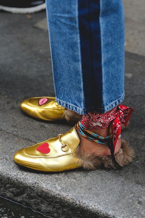 Yes, we're staring hard at these gold Gucci mules, but let us not overlook the DIY bandana anklet. Princetown Gucci, Wear A Scarf, London Fashion Weeks, Mode Tips, Scarf Infinity, How To Wear A Scarf, Blazer Outfit, Cooler Look, Outfit Inspiration Fall