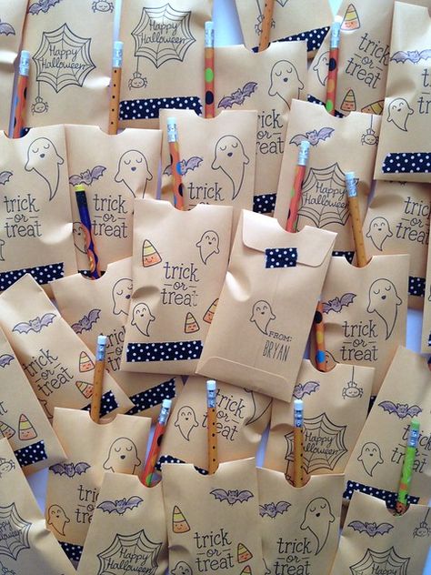 Halloween School Treats, Halloween Gift Bags, School Treats, Halloween Treat Bags, Halloween Bags, Halloween Treat, Halloween School, Halloween Trick Or Treat, Hello Fall