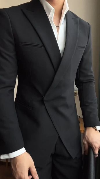 Tacsidos For Men, Full Black Suit Men, Suit Designs For Men, All Black Suits, Black Suits For Men, Mens Suits Style Modern Classy, Suits Men Wedding, Mens Suit Accessories, Formal Suits Men