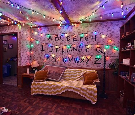 FIRST LOOK!  Here's the "Byers living room" scene from the #StrangerThings maze coming to @horrornights @horrornightsorl this year! @unistudios @universalorlando #HHN #HHN28 #horrornights #halloweenhorrornights #halloween #hauntedhouse #haunted #themepark #amusementpark #rollercoaster #scary #netflix Stranger Things Halloween Party, Stranger Things Lights, Universal Halloween Horror Nights, Stranger Things Theme, Cabana Bay Beach Resort, Universal Studios Halloween, Stranger Things Halloween, Stranger Things Art, Stranger Things Aesthetic