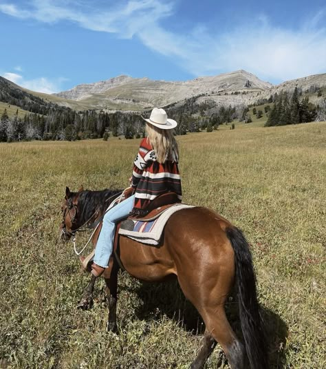 Wyoming Ranch Aesthetic, Wyoming Photoshoot, Mountain Cowgirl Aesthetic, Trail Riding Outfit, Winter Riding Outfits, Western Family Photos, Horse Girl Aesthetic, Ranch Wife, Real Cowgirl