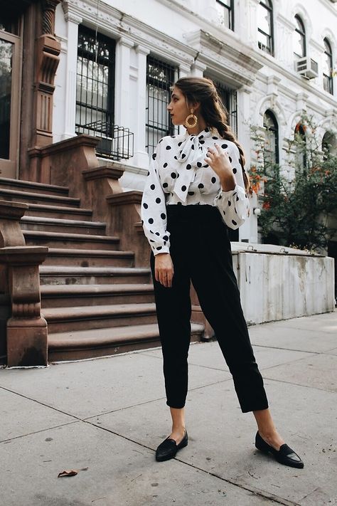 How To Style A Polka Dot Blouse? Polka Dot Blouse Outfit, Dots Outfit, Chique Outfit, Street Outfits, Polka Dots Outfit, Summer Trends Outfits, Cool Summer Outfits, Summer Work Outfits, Outfit Trends