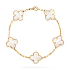 Van Cleef And Arpels Jewelry, Van Cleef & Arpels, Preppy Jewelry, Bracelet Rose Gold, Van Cleef And Arpels, Luxury Bracelet, Leaf Bracelet, Jewelry Accessories Ideas, Lucky Clover