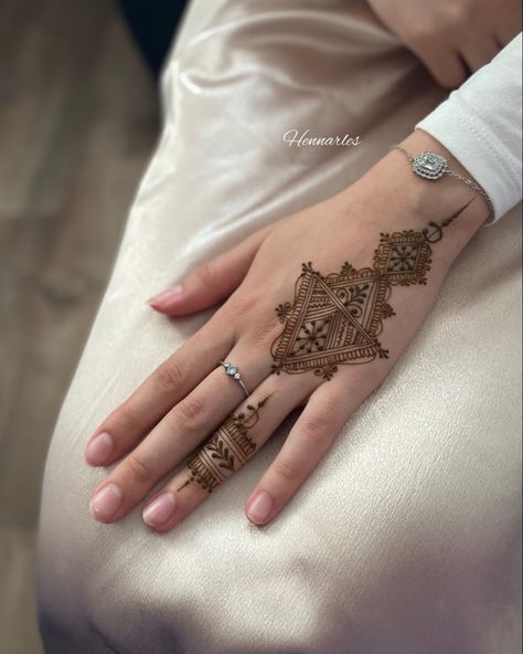 Triangle Henna Design, Tattoo Henna Design Simple, Henna Flower Designs, Short Mehndi Design, Moroccan Henna, Arabic Henna Designs, Henna Nails, Henna Inspired Tattoos, Floral Henna Designs