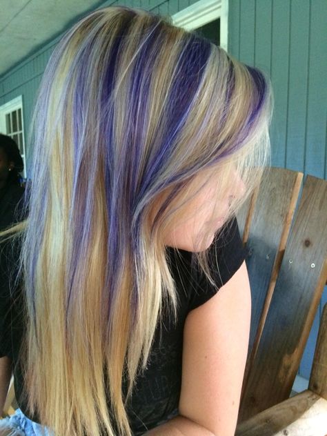 Chunky Purple Highlights On Blonde Hair, Blond With Purple Highlights, Pink Hair With Purple Highlights, Purple Chunky Highlights, Hair Styles Dyed, Funky Hair Styles, Highlights Chunky, Purple Highlights Blonde Hair, Highlights 2024