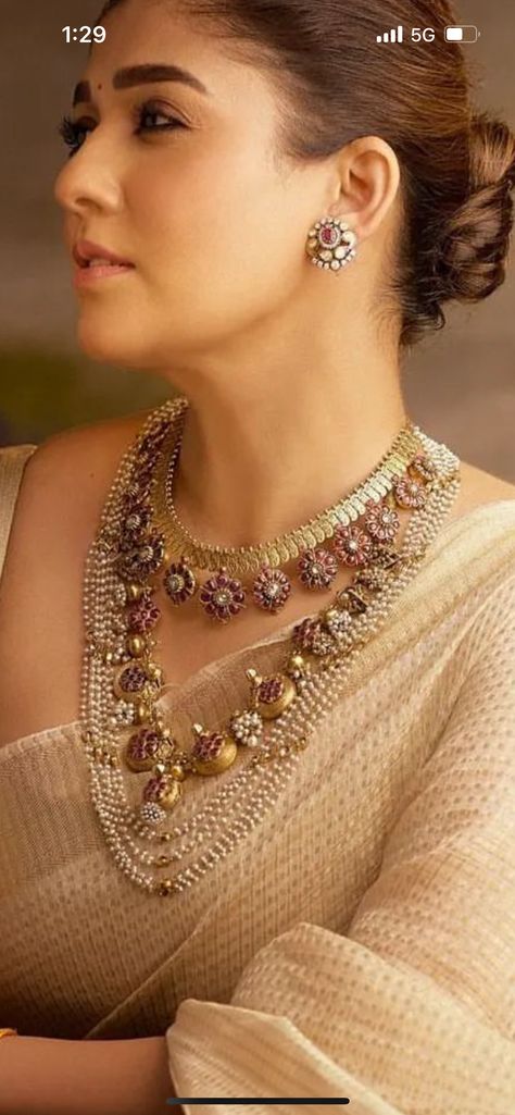 Indian Bridal Pearl Jewellery, Pearl Pendent Designs, Azva Jewellery, Fashion Jewelry Necklaces Gold, Vintage Indian Jewelry, Saree Jewellery, Choker Necklace Designs, Antique Jewellery Designs, Gold Necklace Indian Bridal Jewelry