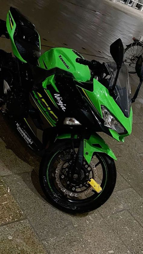 Green And Black Motorcycle, Motorcycle Ninja, Ninja Motorcycle, Ducati Motorbike, Motorcycle Kawasaki, Green Motorcycle, Kawasaki Ninja 400, Ninja 400, Kawasaki Bikes