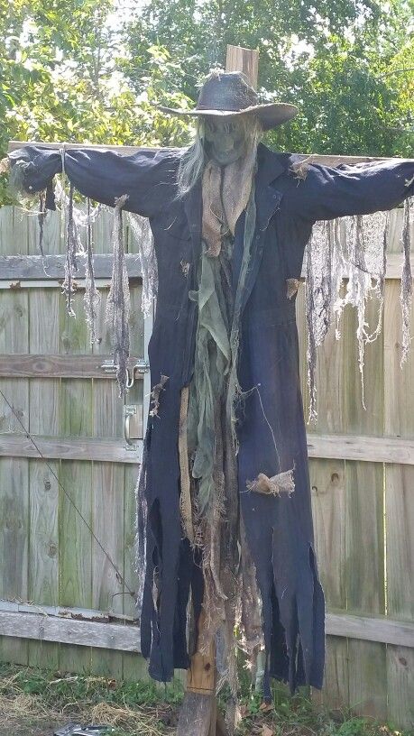 Scarecrow I made for halloween, jeepers creepers! Awesome Outdoor Halloween Decorations, Halloween Garden Decorations, Diy Halloween Dekoration, Scary Scarecrow, Outdoor Halloween Decorations, Halloween Decor Diy, Casa Halloween, Halloween Scarecrow, Creepy Halloween Decorations